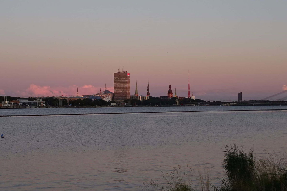 Blick vom Stadt-Stellplatz auf die Skyline von Riga am Abend.