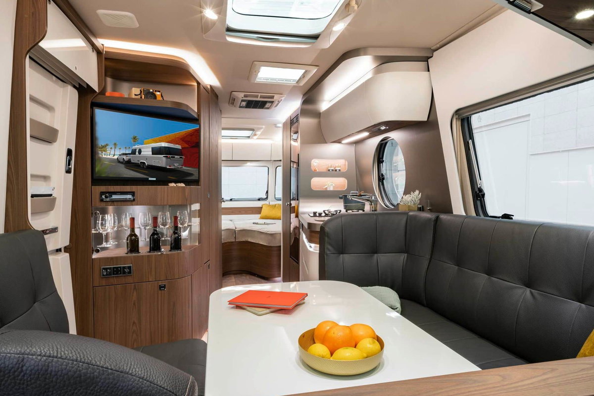 Offenes Raumkonzept im Yachtstil und flexible Ambiente-Beleuchtung im Eriba Touring 820.