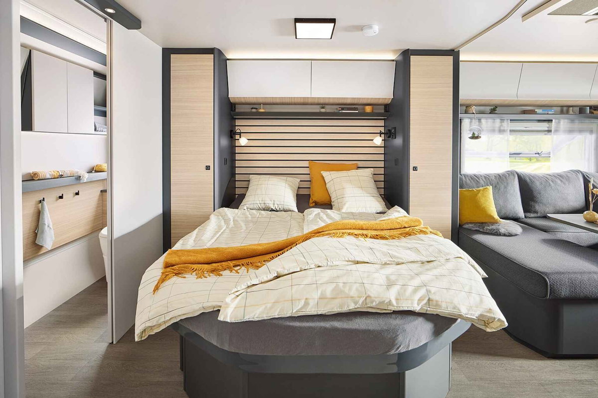Das freistehende Queensbett bietet ausreichend Platz für erholsamen Schlaf.