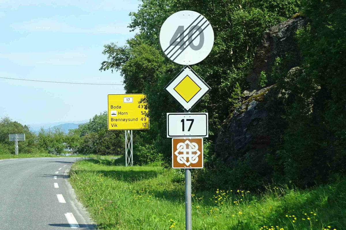 Immer Richtung Norden auf der beeindruckenden Küstenstraße 17 mit den eher unscheinbaren Wegweisern.