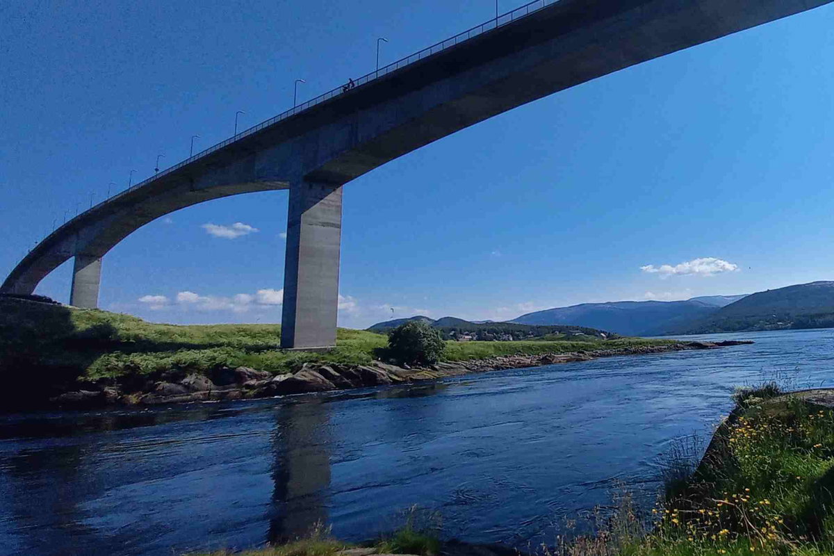 Ein guter Platz zum Bestaunen des Gezeitenstroms ist direkt am Wasser unter der Brücke. Hier ist der Strom noch relativ schwach, bis er sich eine knappe Stunde später …