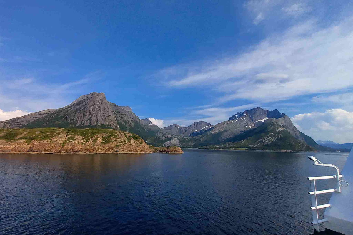 Bereits kurz nach dem Ablegen in Kilboghamn präsentiert sich die beeindruckende Landschaft um den Polarkreis.