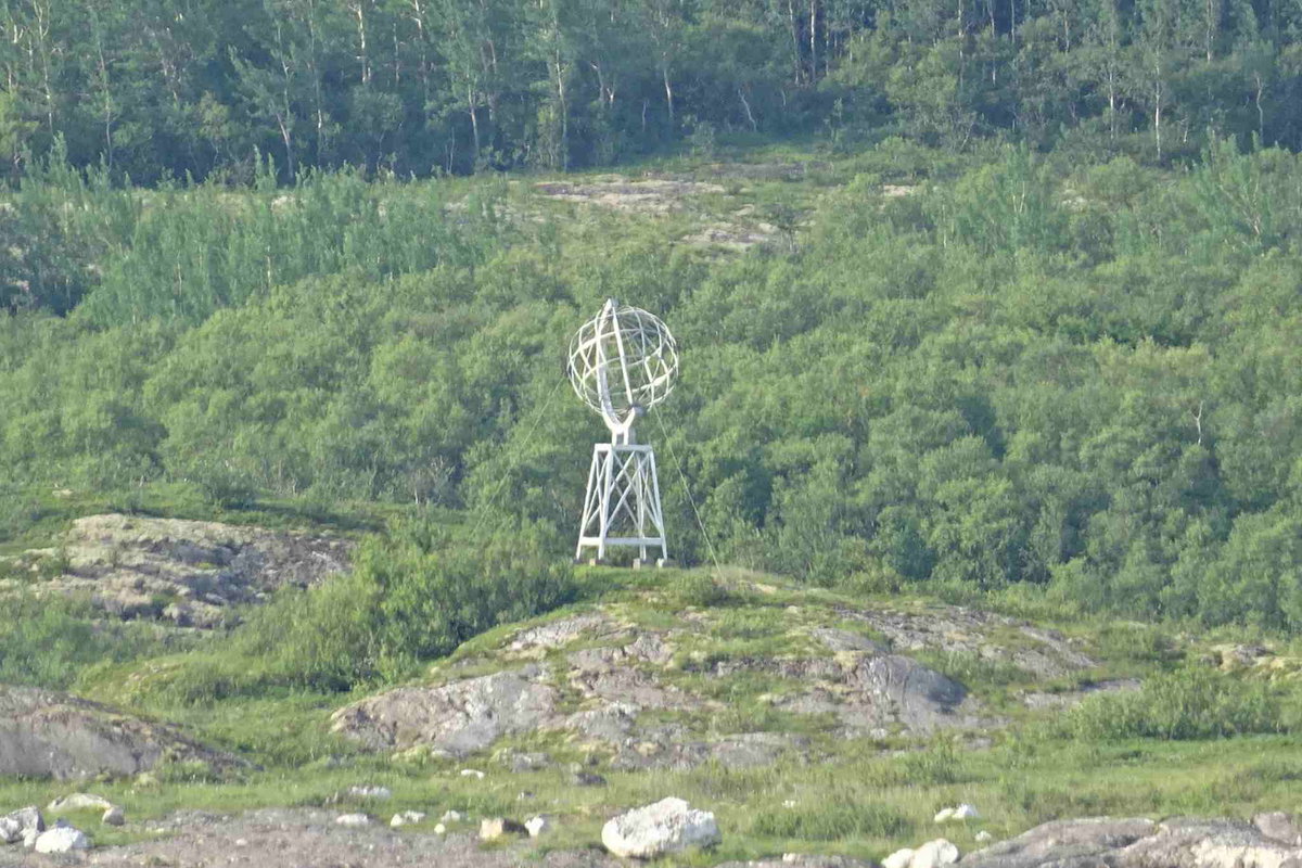Während der Überfahrt werden die Passagiere auf den Übertritt des Polarkreises hingewiesen. Markiert ist der Polarkreis durch diese Weltkugel.