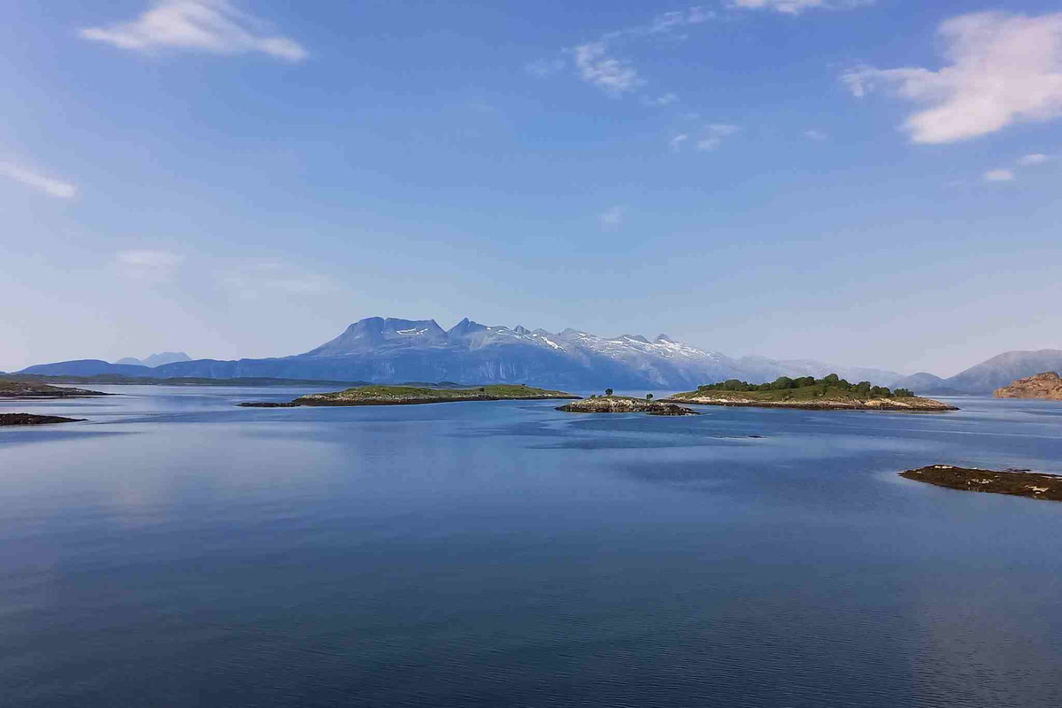 Die Gebirgskette der Sieben Schwestern: Blick während der Fährüberfahrt vonForvik nach Tjøtta.