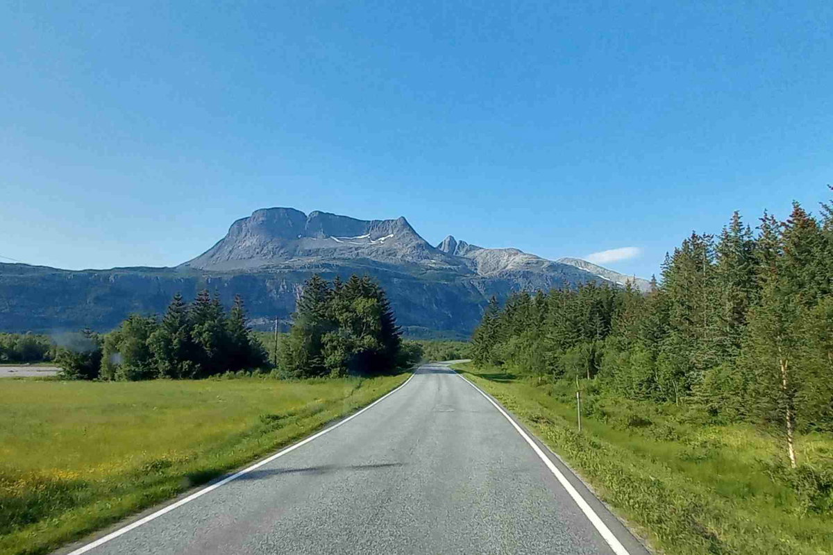 Das mögliche Wanderziel direkt vor Augen: Blick auf die Gebirgskette einige Straßenkilometer nach dem Verlassen der Fähre.