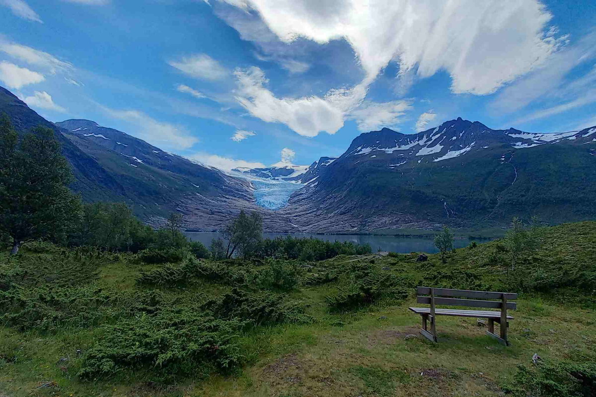 Vom ersten Meter der Wanderung an eröffnet sich ein atemberaubender Blick auf den Svartisen-Gletscher.