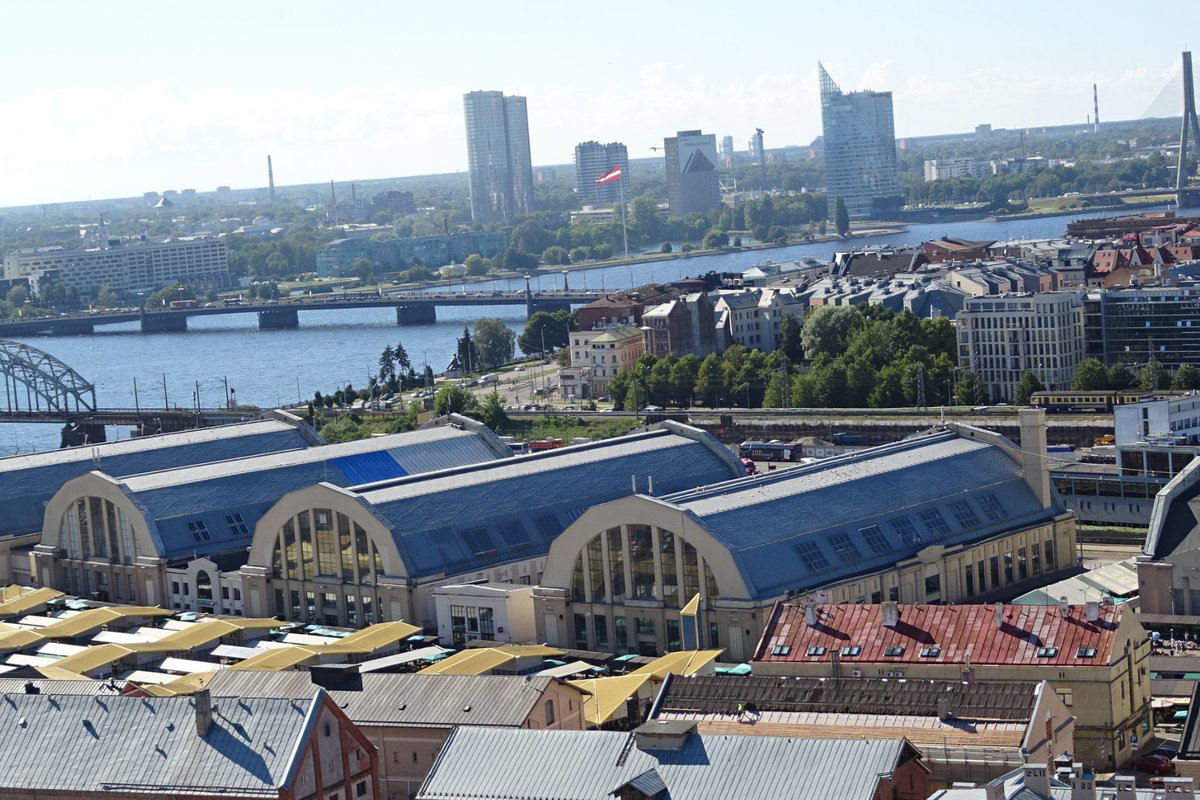 Blick auf den Zentralmarkt in Riga, den größten Lebensmittelmarkt Lettlands.