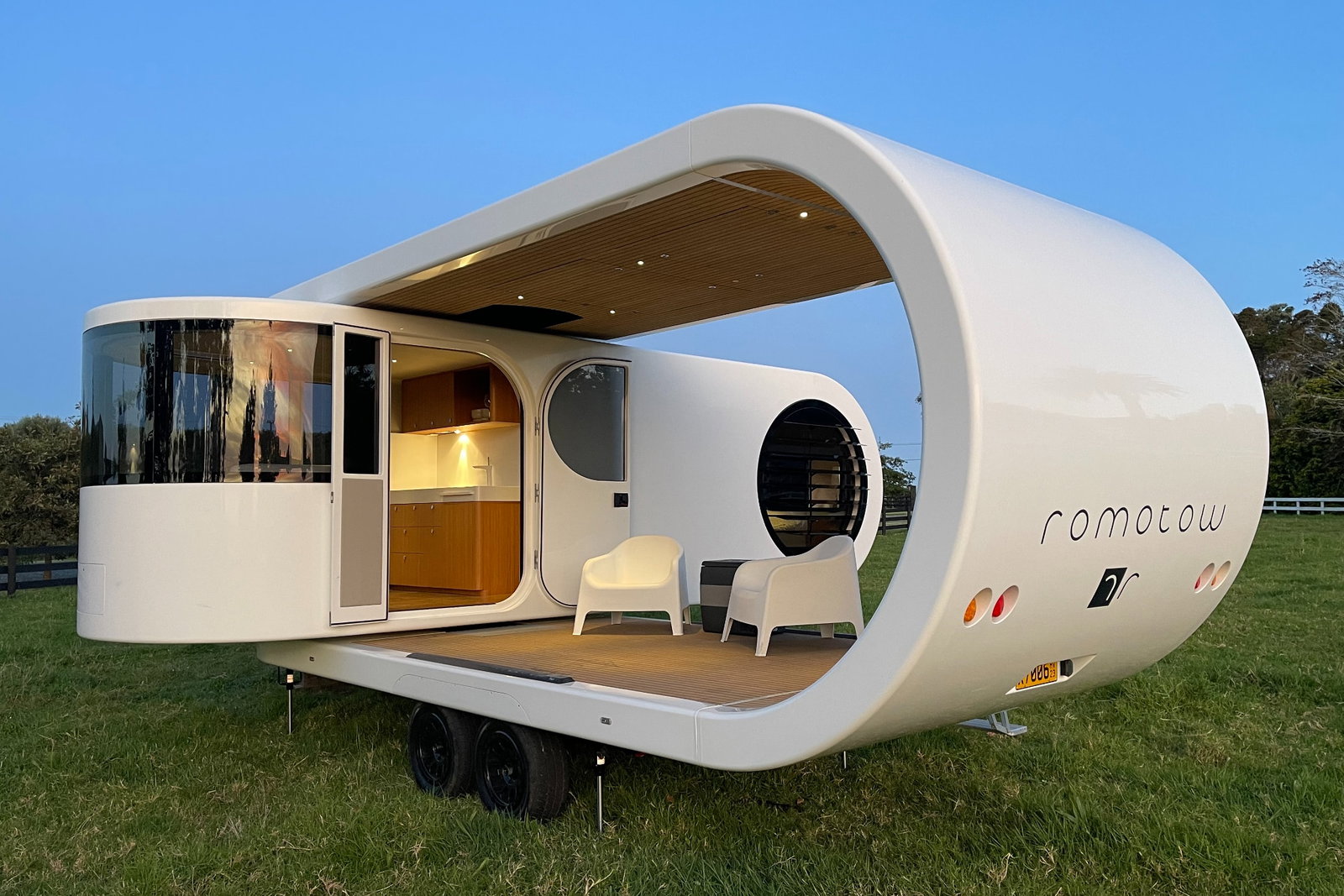 Luxus-Wohnwagen aus Neuseeland: Der innovative Romotow T8 mit drehbarem Wohnbereich und Terrasse