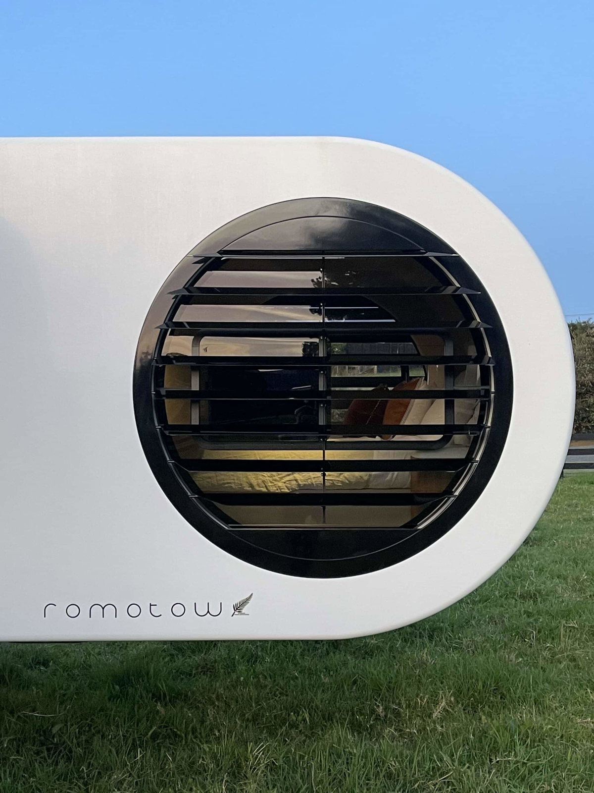 Romotow t8 Luxus-Wohnwagen Schlafzimmerfenster