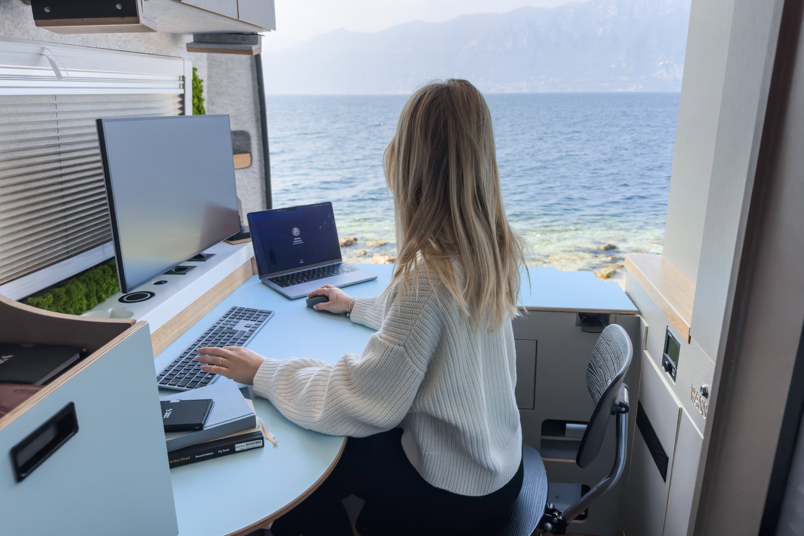 Home Office auf Rädern zum Mieten: Office-Camper mit Starlink-Internet und ergonomischem Workspace