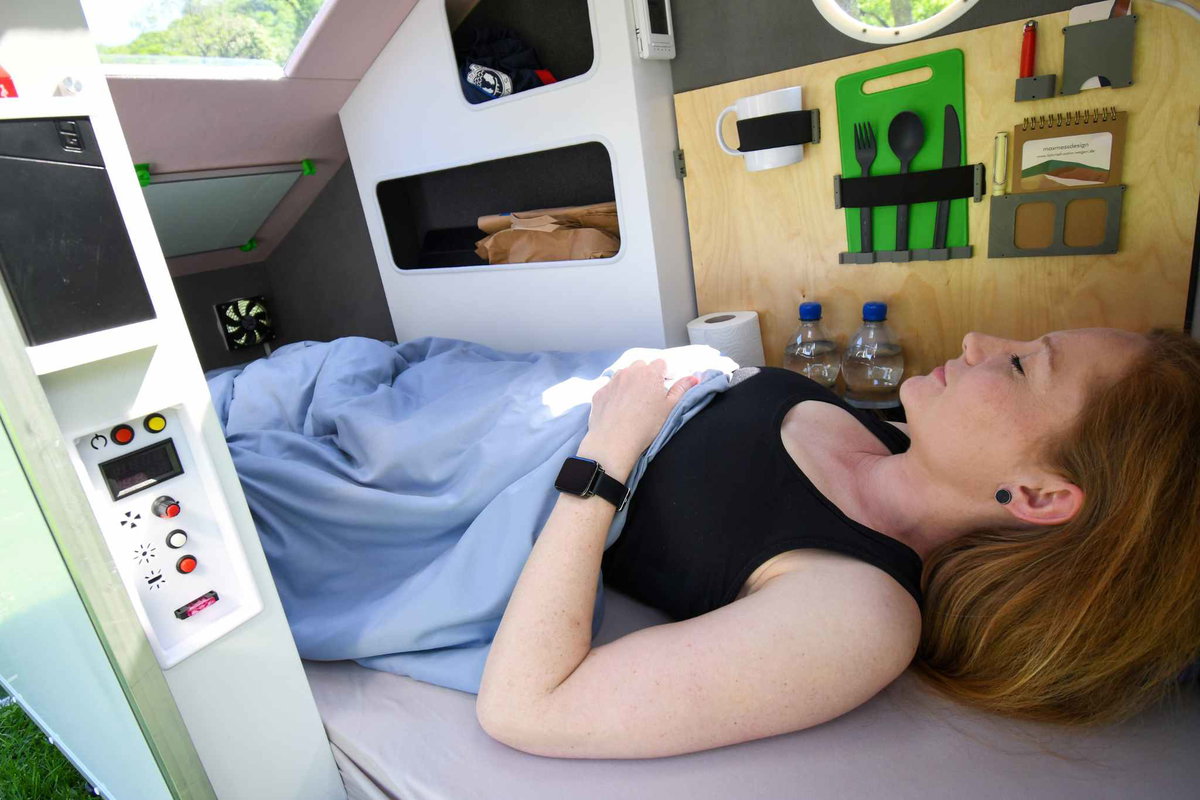 Vom Bedienpanel neben dem Bett sind Beleuchtung, Ventilator &amp; Co. komfortabel zu steuern. (c) maxmess-design