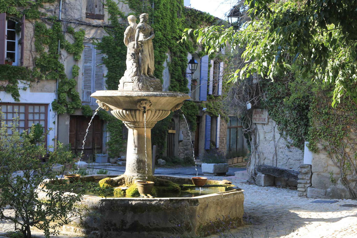 Der Brunnen in malerischer Umgebung © Alain Hocquel/VPA