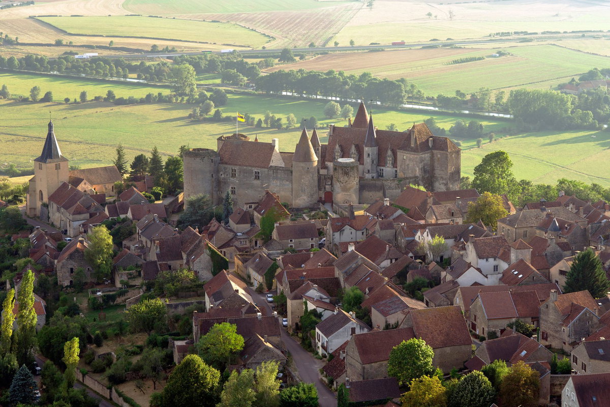 Châteauneuf-en-Auxois aus der Vogelperspektive © Maud Humbert/BFC-Tourisme