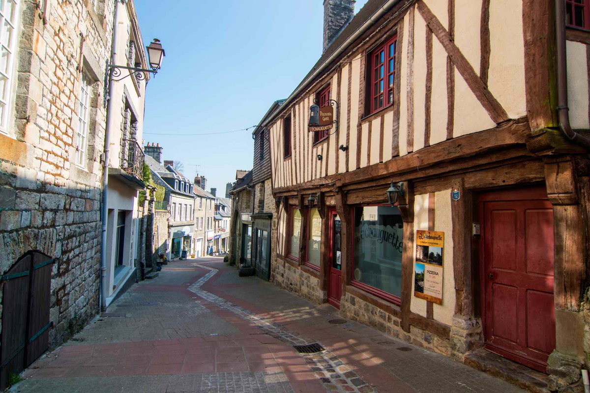Vertäumte Gassen in Domfront © Barbara Homolka/chiennormandie.de