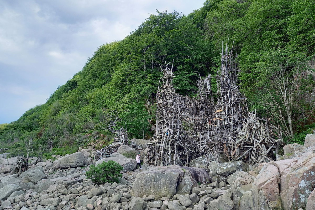 Kunstwerke am Meer im selbsternannten Königreich Ladonien.