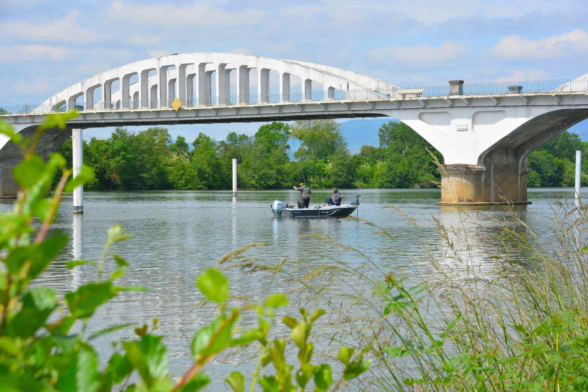 Wohnmobil Reisebericht Lyon - Angler auf der Rhône © Hubert Hunscheidt