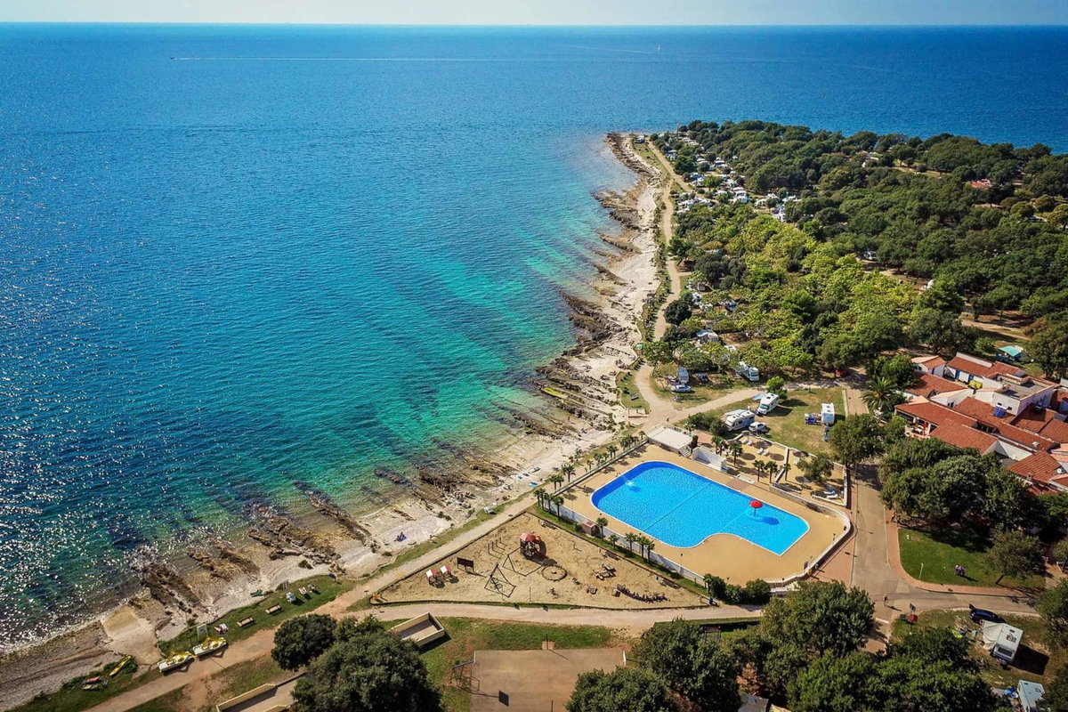 Pool oder Meer: Auf dem Campingplatz Ulika haben Freikörperkultur-Fans alle Möglichkeiten zum Schwimmen und Sonnenbaden. © PiNCAMP