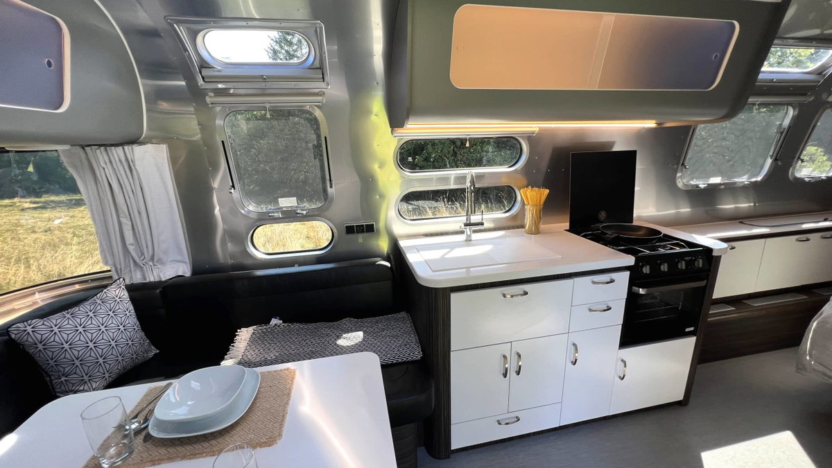Airstream International 25IB Küche