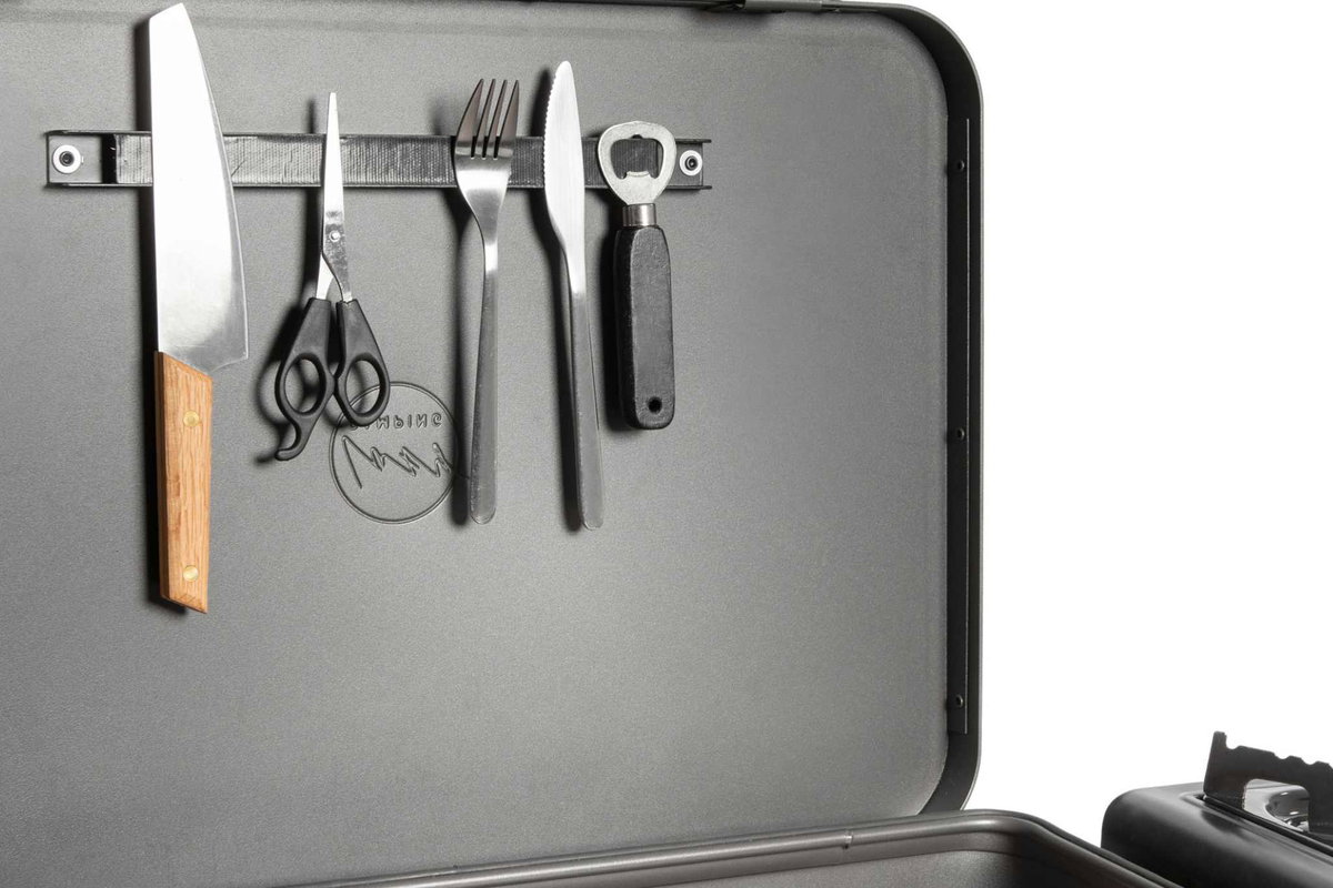 An der Magnetleiste kannst du Besteck, Schere, Flaschenöffner &amp; Co. praktisch aufhängen und hast die Utensilien immer schnell zur Hand. © LAYZEE GmbH