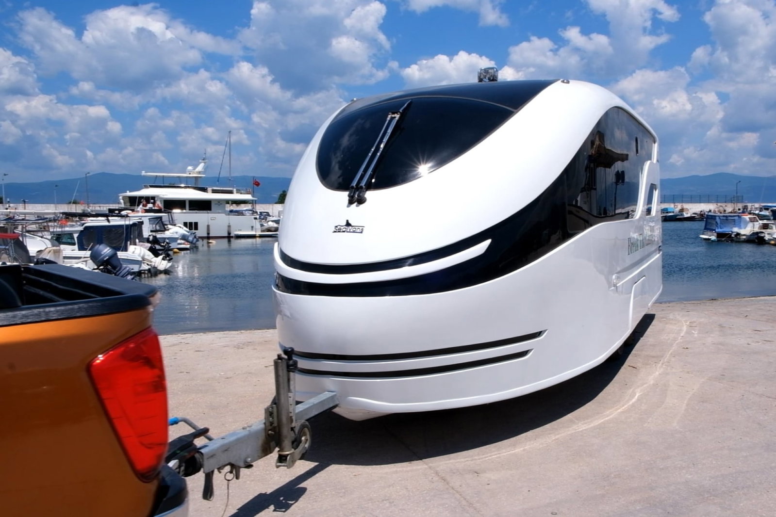 Luxus-Caravan Sealvans für Land und Wasser: Wohnwagen und Boot in einem - für abwechslungsreiche Abenteuer