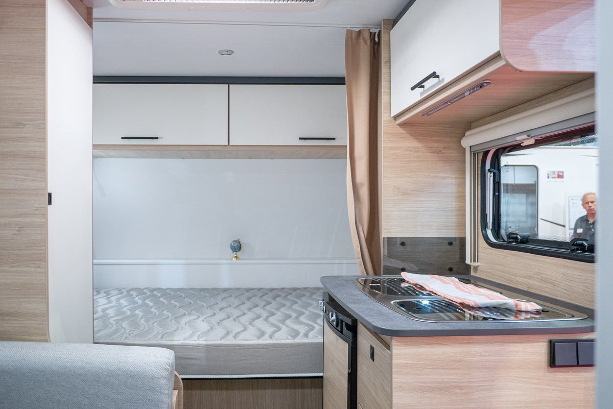Sterckeman Easy 390 CP Caravan Salon 2023 Küche Bett