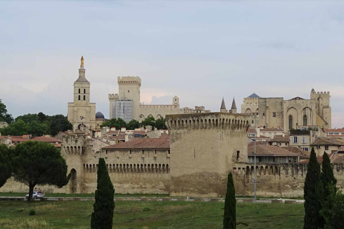 Blick auf die Stadtmauer und den dahinter liegenden Papstpalast von Avignon.