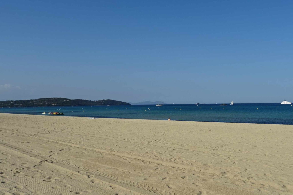 Der Strand von Pampelonne ist einer der längsten Sandstrände entlang der Bucht.