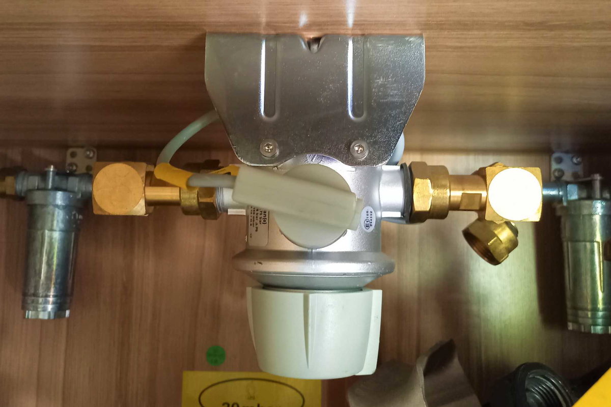Die Anbringung der Anlage erfolgt im Gaskasten des Wohnmobils (hier: Modell vor 2019, horizontale Bauweise) © Katja Scholz