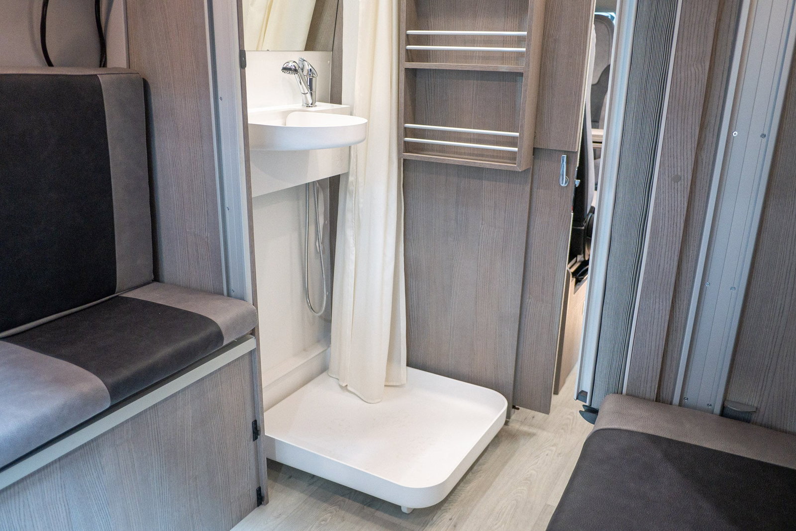 FurgoK Xpace 600+ (2024): innovativer Campervan mit Klappbad und Ultrahochdach - mit 360°-Tour!
