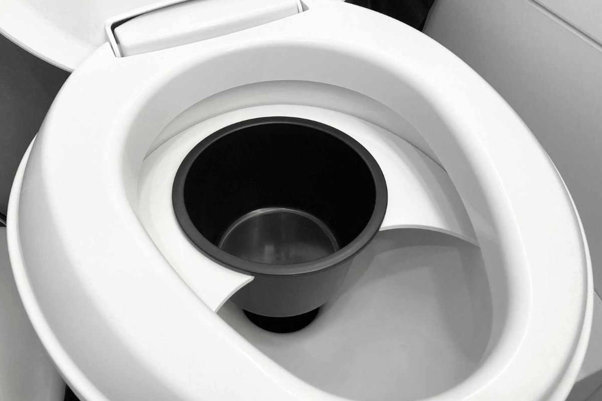 Thetford Toilette umbauen zur Trenntoilette: Der Trenneinsatz für deine bestehende Thetford-Toilette: flexaport bietet eine komfortable Lösung. © flexaport