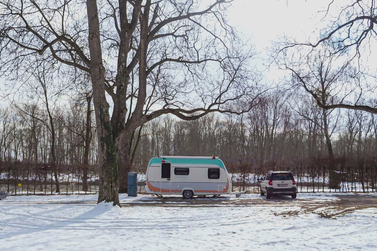 Ein Wohnwagen mit Wintercamping Ausrüstung im Schnee