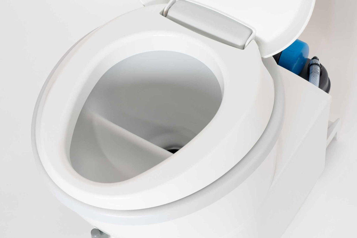 Thetford Toilette umbauen zur Trenntoilette -Die Trennschüssel von ToniToi mit einer großen Öffnung für Feststoffe ausgestattet. © ToniToi