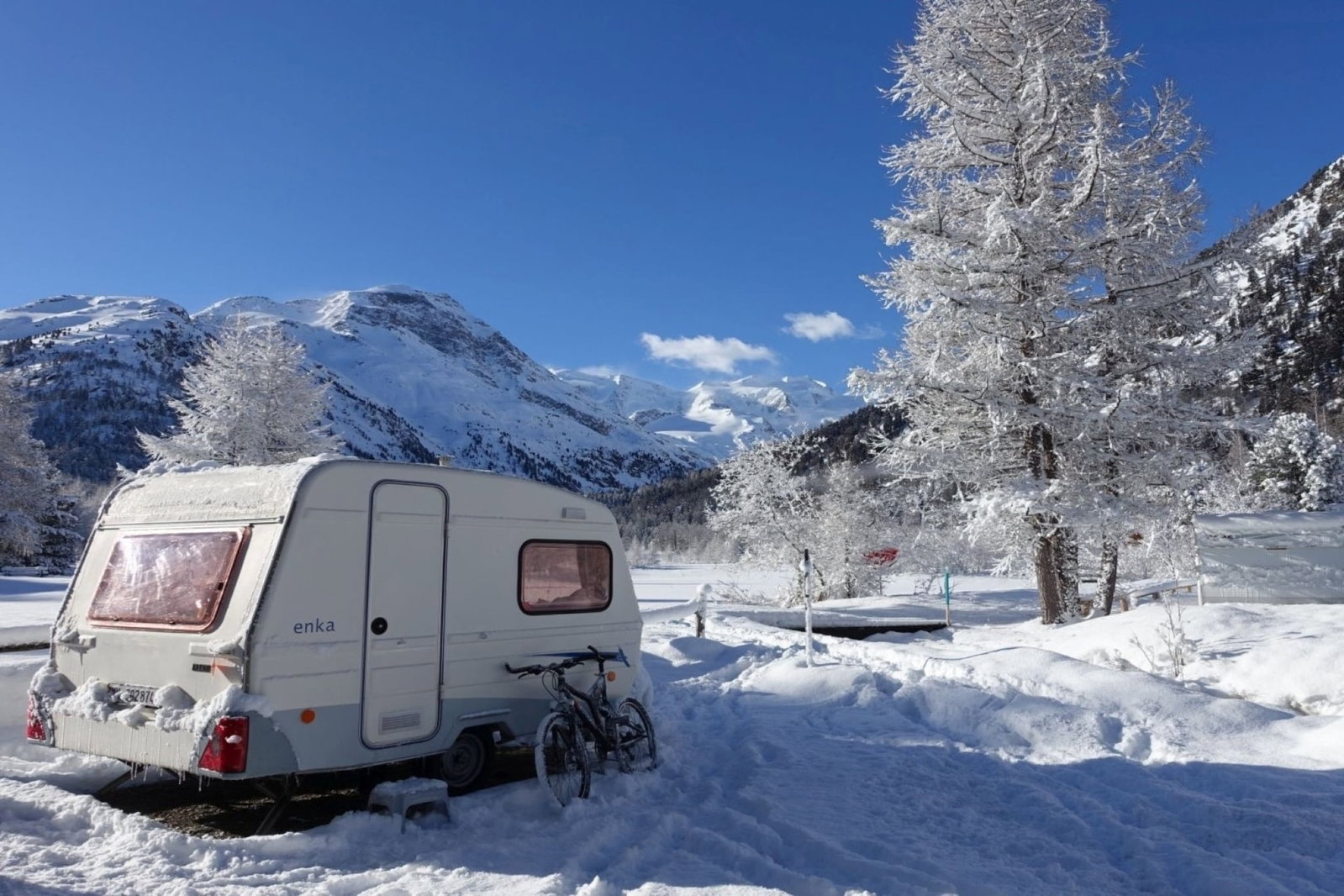Wintercamping in Europa: Ski, Rodel und Gemütlichkeit