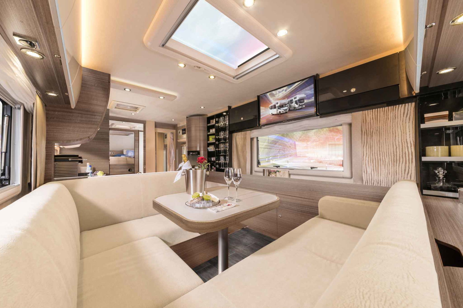 Wohnmobile mit Hecksitzgruppe - vom CamperVan bis zum Luxus-Liner