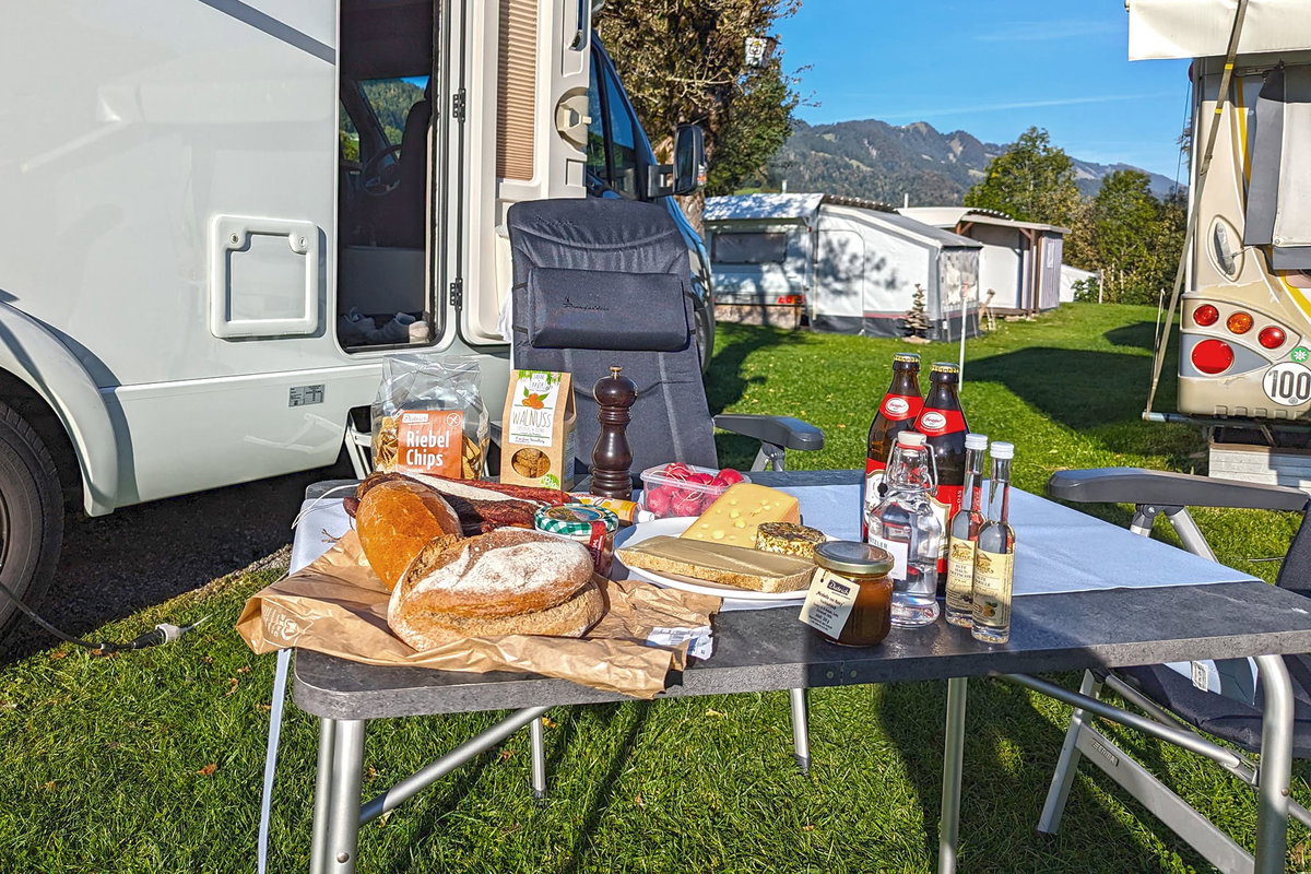 Campingtisch am Wohnmobil