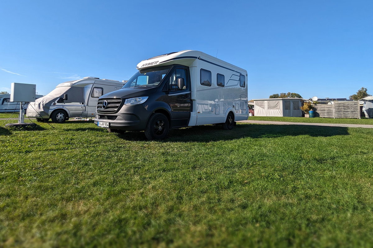 Wohnmobil auf Campingwiese