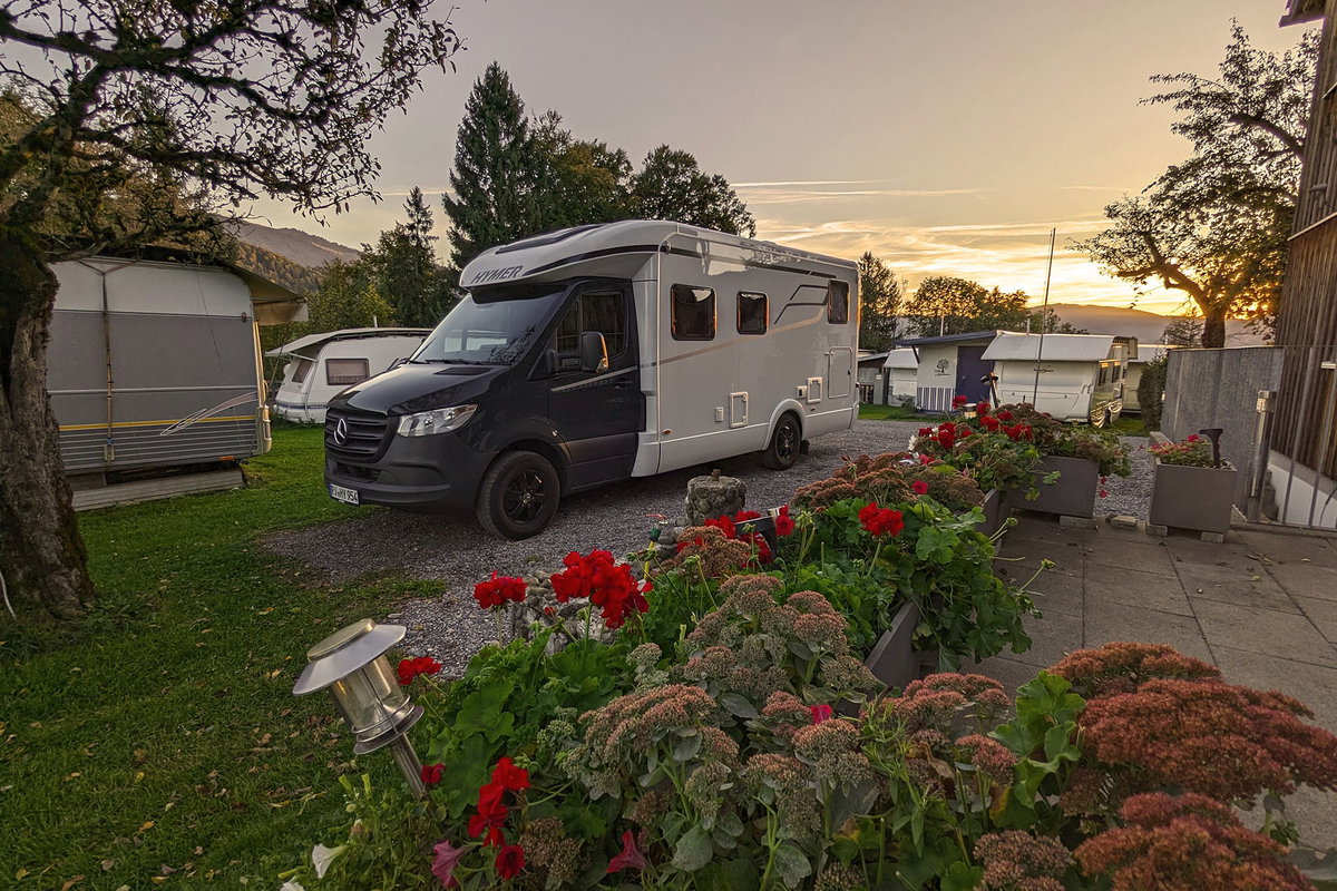 Wohnmobil auf Campingplatz im Sonnenuntergang