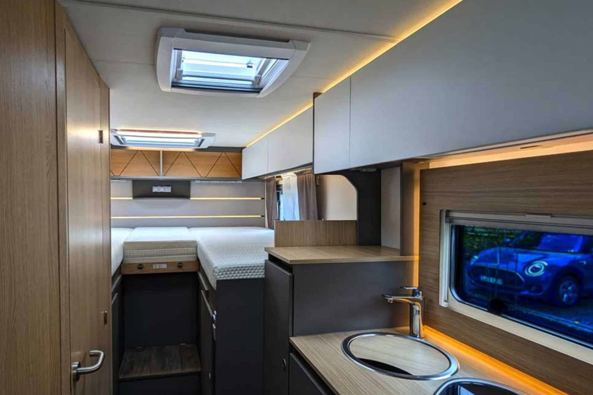 Blick ins beleuchtete Interieur