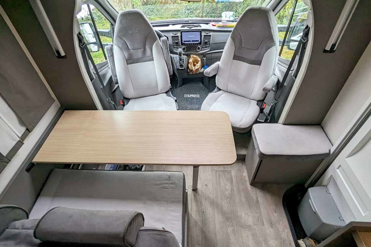 Sitzbank und Drehsitze mit Tisch im LMC Tourer Lift H 664 G