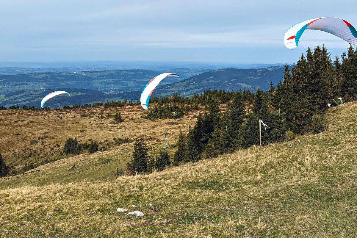drei Paraglider beim Start