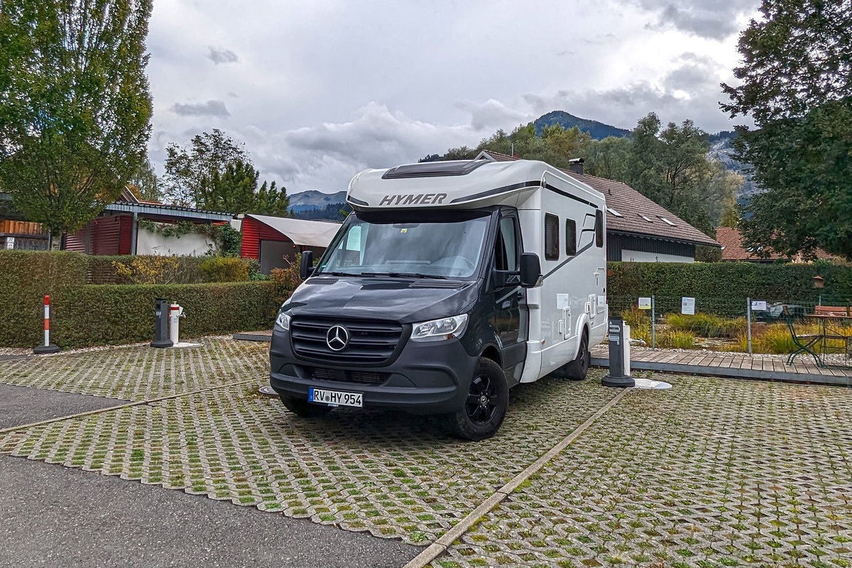 Wohnmobil auf Stellplatz