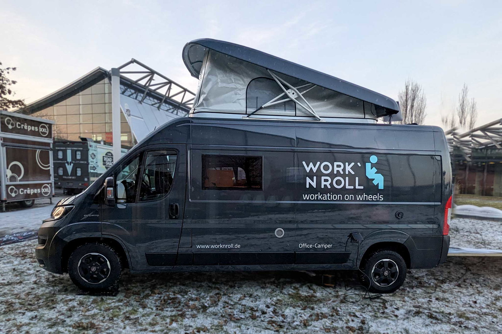 Kastenwagen-Neuheiten 2024: Work'n'Roll: hochwertiger Office-Camper mit Starlink-Internet von SpaceX