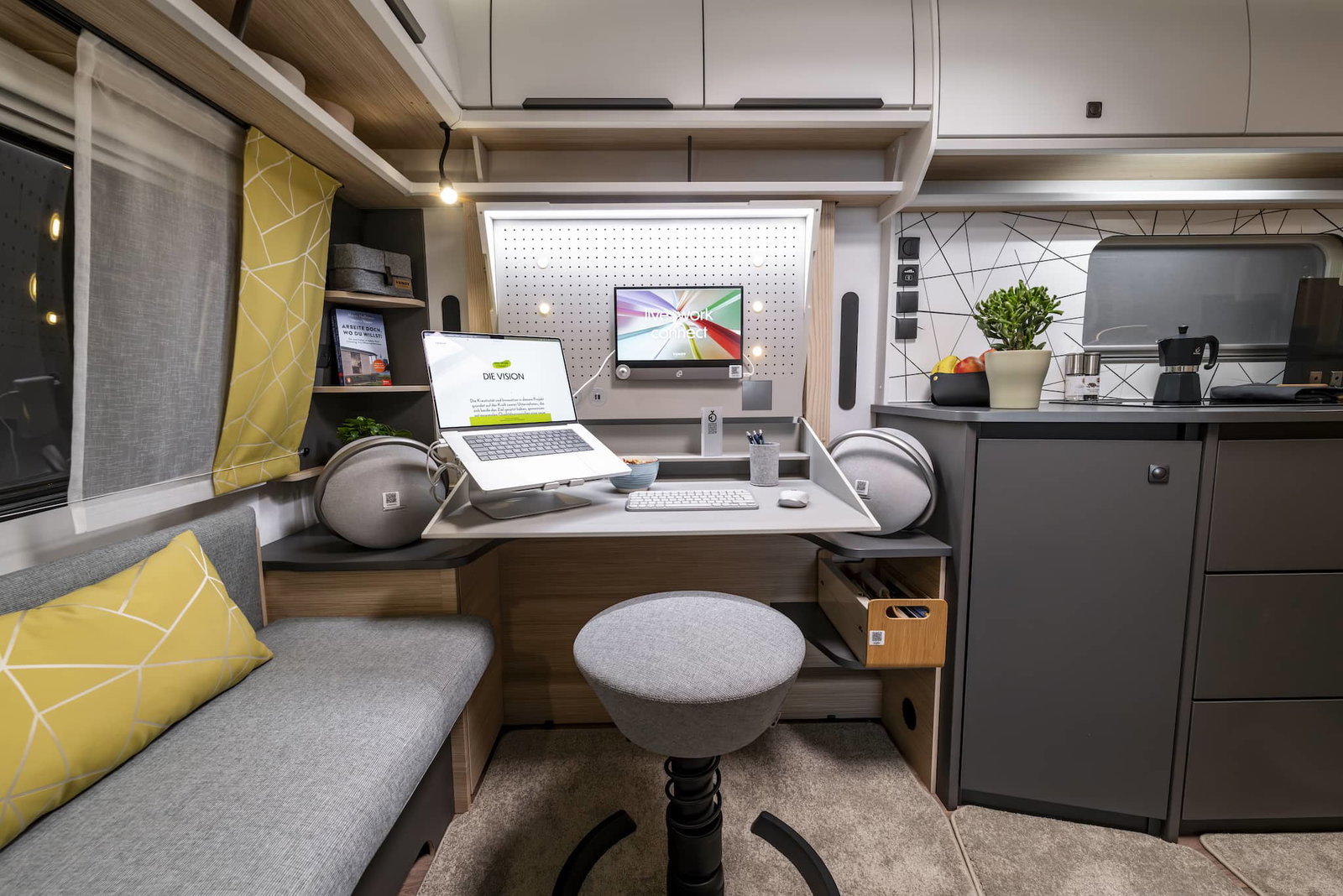 Fendt Apero Connect (2024) - Verschmelzung von Arbeits- und Wohnraum in innovativem Office-Caravan