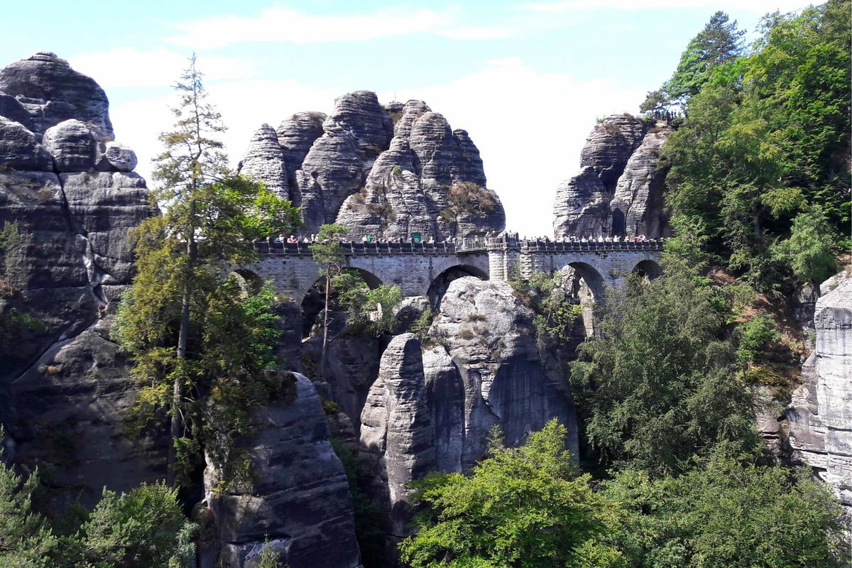 Die Basteibrücke ist eine der bekanntesten Sehenswürdigkeiten der Sächsischen Schweiz. © Katja Scholz