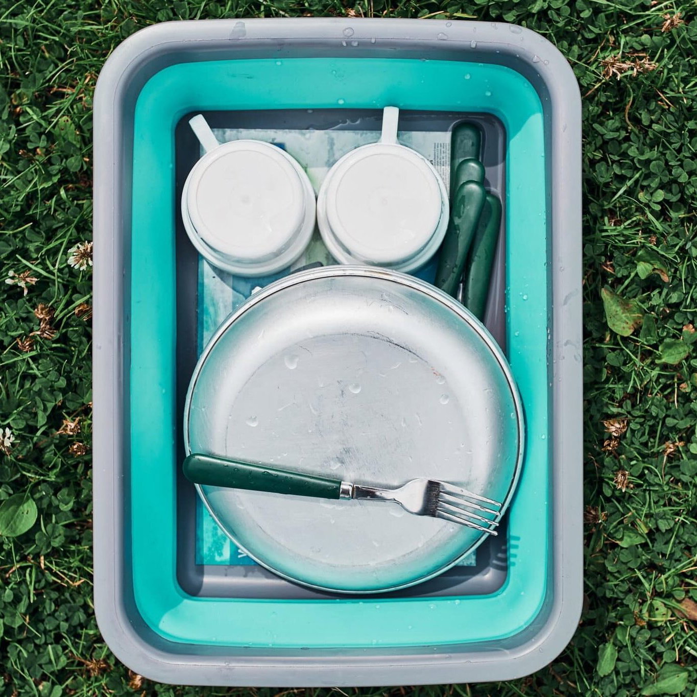 Praktisch und platzsparend beim Camping: Die faltbare Waschschüssel mit Ventil