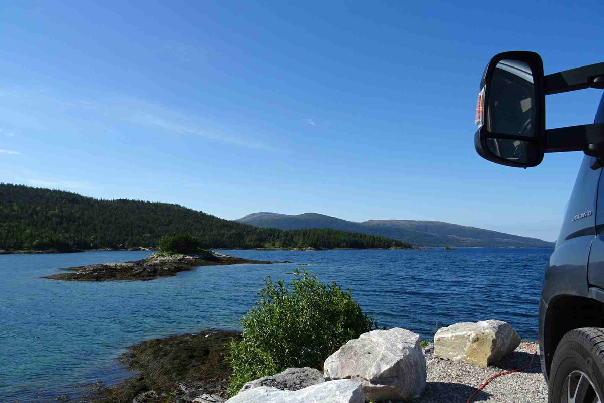 Stellplatz direkt am Lysfjord bei Kjelleidet in Bindalseidet.