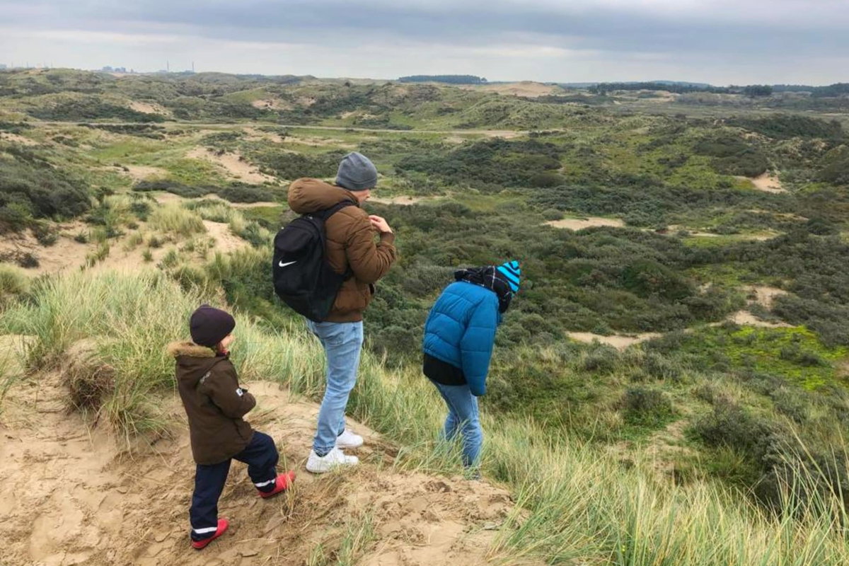 Checkliste: Camping mit Kind - Familie am Wandern