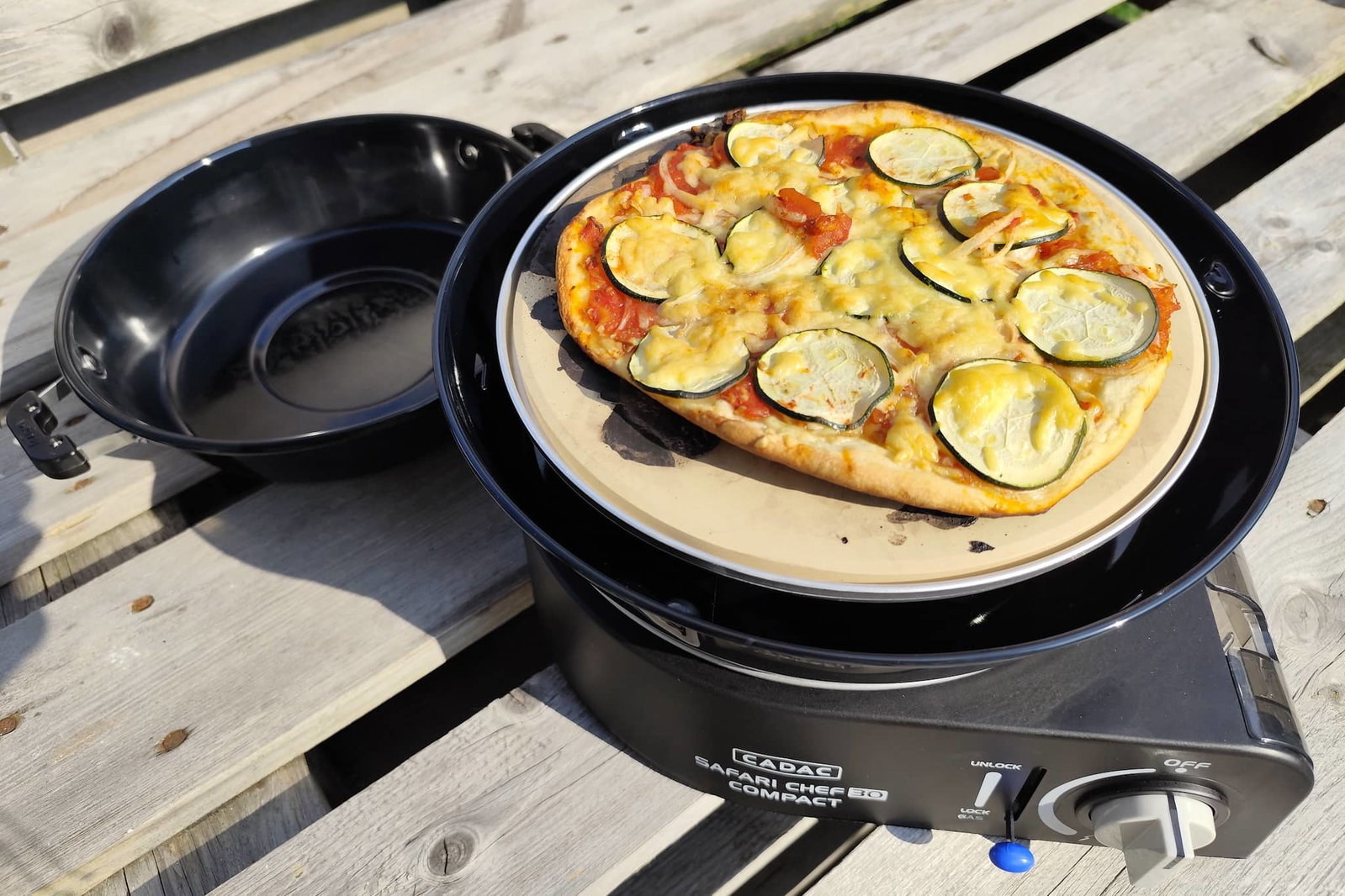 Pizza backen mit dem Campinggrill – so gelingt's!