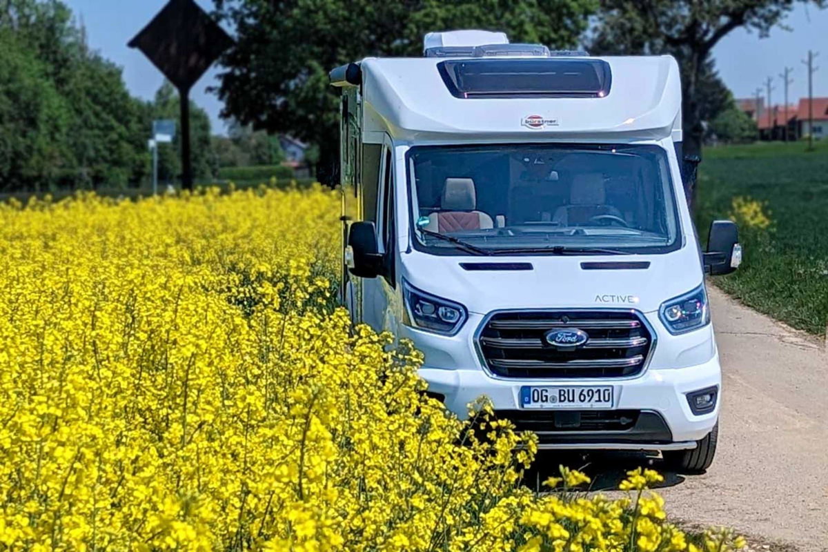 Bürstner Lineo T 690 G an einem Feld