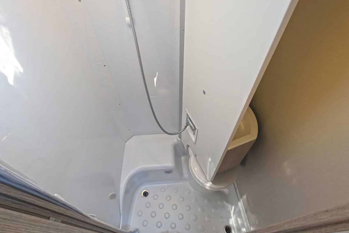 Bürstner Lineo T 690 G Bad Dusche